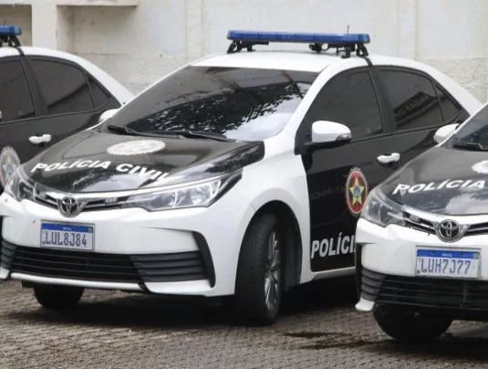 Homem foragido por roubo é preso em Araruama com arma ilegal — RC24H