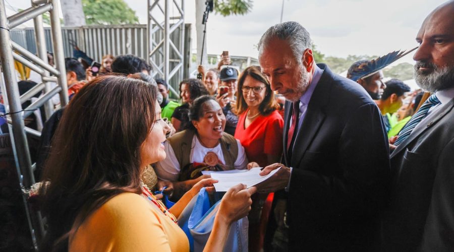 Nativos do Brasil, Pacífico e Canadá entregam carta à presidência da COP30