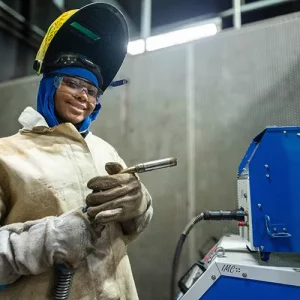 Aluna de soldagem da Firjan SENAI Macaé ganha medalha de ouro na etapa estadual da 'WorldSkills' — RC24H