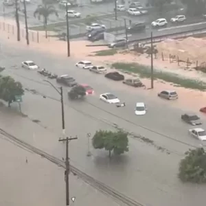 Chuvarada em Macaé deixa ruas alagadas e shopping cheio de água — RC24H
