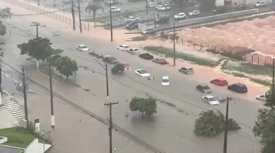 Macaé: Forte chuva alaga ruas e shopping fica inundado — RC24H