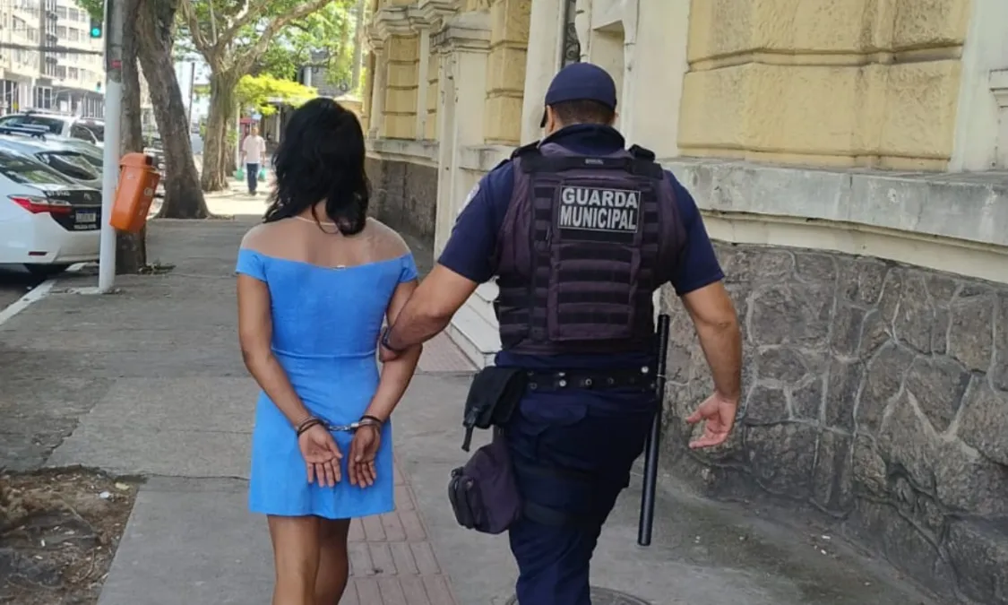 Com bolsa cheia, mulher é presa após roubos em Maricá | Enfoco