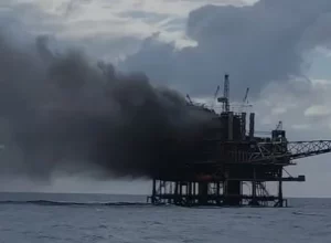 Funcionário cai no mar durante incêndio em plataforma da petróleo | Enfoco