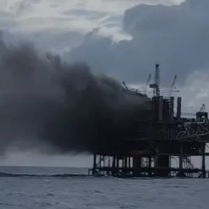 Funcionário cai no mar durante incêndio em plataforma da petróleo | Enfoco