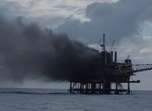 Funcionário cai no mar durante incêndio em plataforma da petróleo | Enfoco