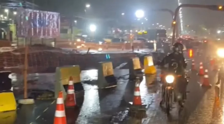 Maricá: Rua em Itaboraí cede após chuva forte; vídeo