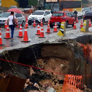 Cratera em Itaboraí: prefeito pede que evitem região; veja fotos | Enfoco