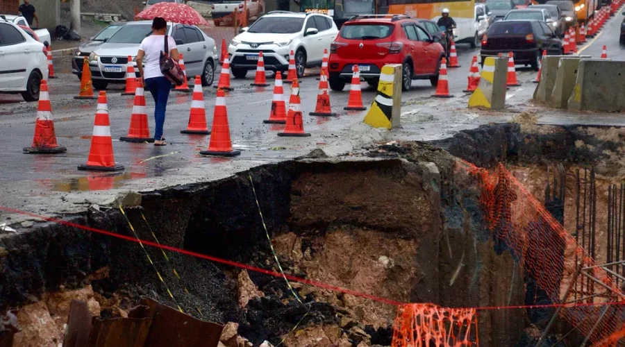 Maricá: Buraco em Itaboraí: prefeito pede que evitem a área; veja fotos