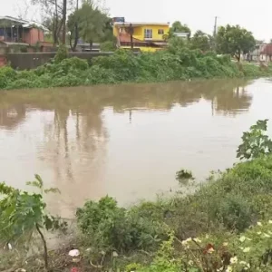Mulher desaparece após cair em rio durante chuva na Baixada | Enfoco
