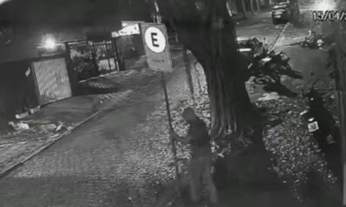 Onde estaciona? Ladrão rouba poste com placa e deixa motoristas perdidos | Enfoco