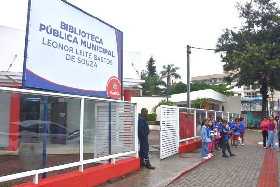 Prefeitura de Maricá promove atividade educativa na Biblioteca Municipal em homenagem ao Dia do Livro