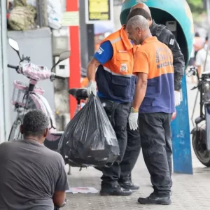 Ação conjunta acolhe pessoas em situação de rua e retira objetos do entorno do terminal de Rio das Ostras — RC24H