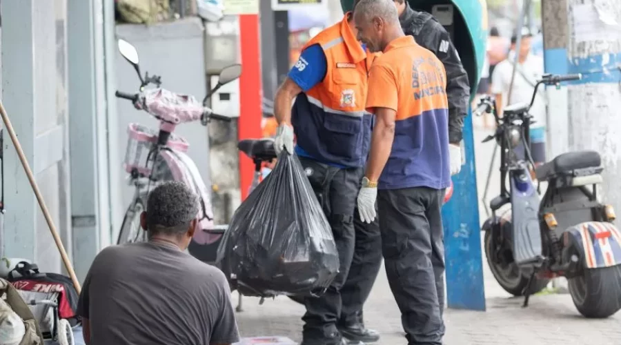 Rio das Ostras: Ação em conjunto ajuda moradores de rua e remove objetos do terminal
