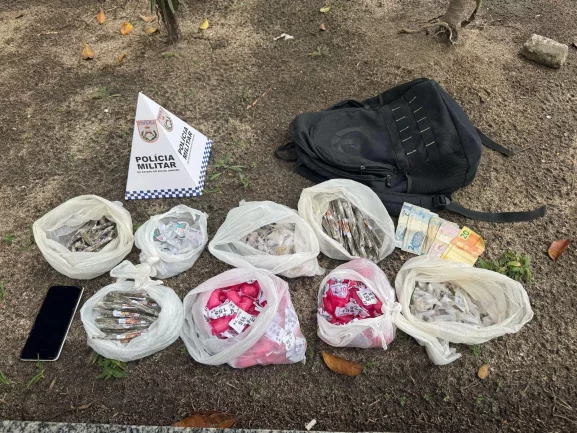 Adolescente é detido com grande quantidade de drogas no Morro dos Milagres, em São Pedro da Aldeia — RC24H