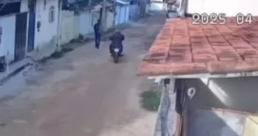 Câmera de segurança flagra motociclista assaltando trabalhador em São Pedro da Aldeia — RC24H