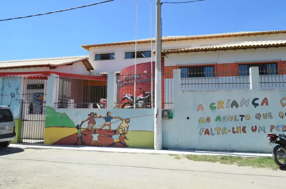 Pais e responsáveis denunciam falta de professores em escola de São Pedro da Aldeia — RC24H