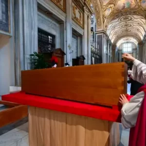 Papa Francisco: corpo é sepultado em caixão simples | Enfoco