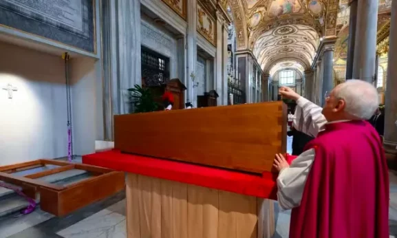Papa Francisco: corpo é sepultado em caixão simples | Enfoco