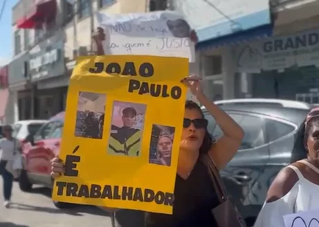Protesto em frente ao Fórum de São Pedro da Aldeia questiona prisão de jovem de 21 anos — RC24H