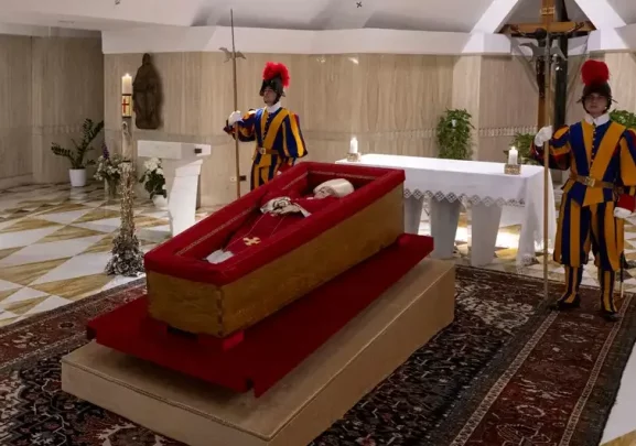 Textão! Leia o documento colocado no caixão do papa Francisco | Enfoco