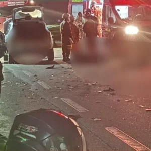 Colisão entre carro e motocicleta deixa dois jovens mortos em Saquarema — RC24H