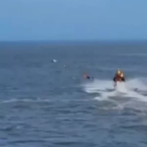 Pescadores são resgatados após embarcação virar em canal de Saquarema — RC24H