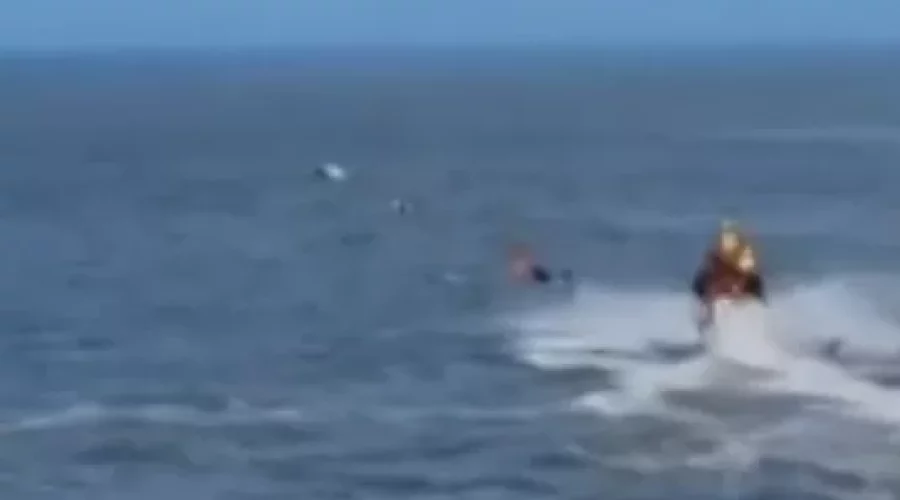 Saquarema: Pescadores são salvos após barco virar em canal da cidade