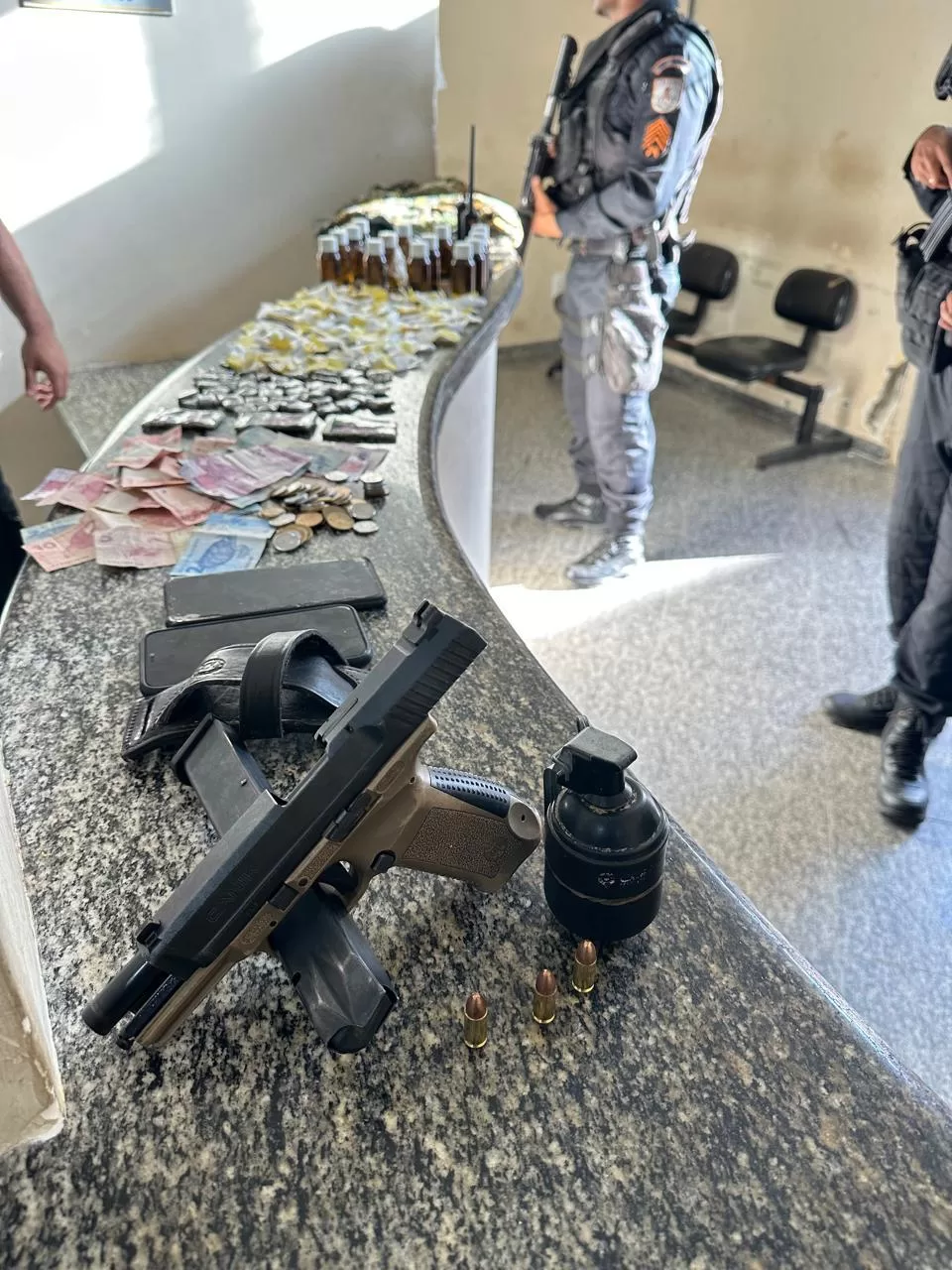 Três pessoas são presas com arma, drogas e granada em operação policial em Saquarema — RC24H