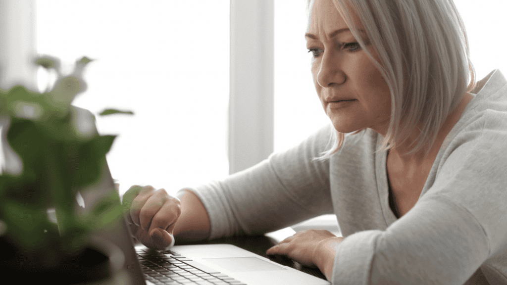 Confira 8 sugestões para conseguir desaparecer da internet Guia Região dos Lagos 9 Mulher utilizando um site