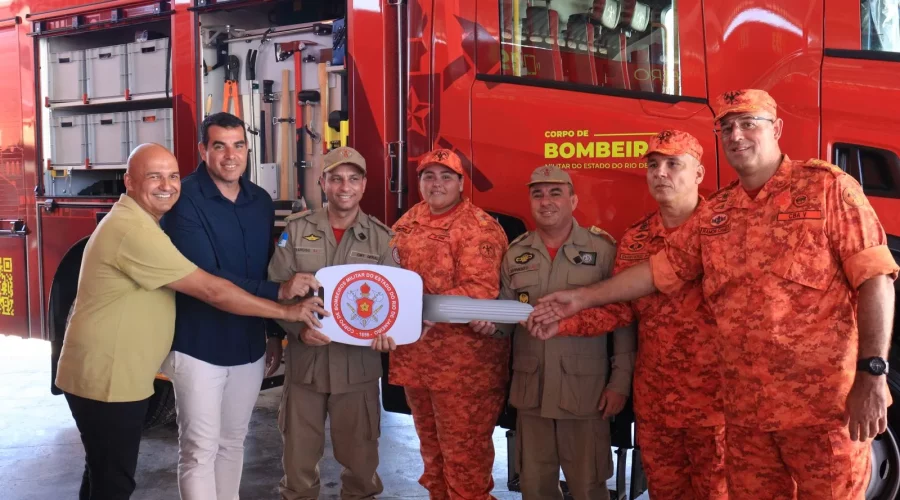 Iguaba Grande: Prefeitos de São Pedro da Aldeia e Iguaba Grande ganham novo caminhão de combate a fogo