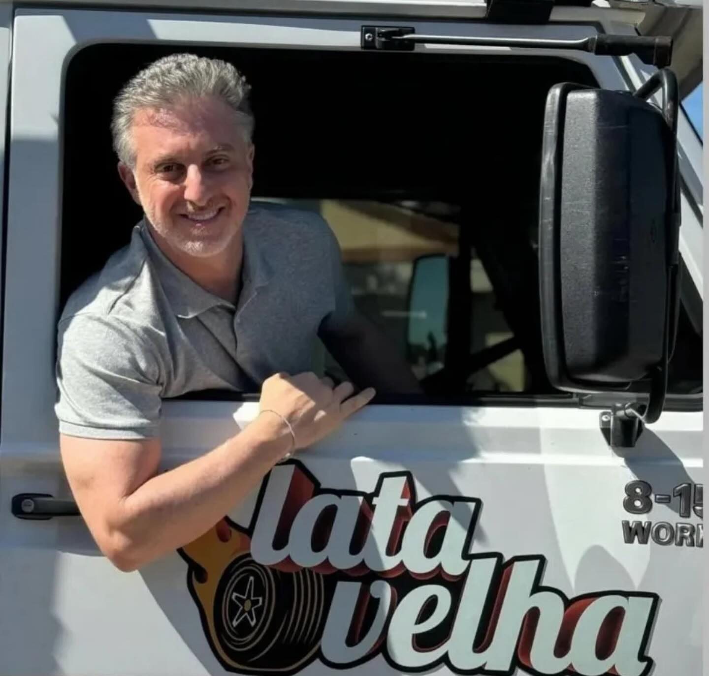 Luciano Huck grava quadro "Lata Velha" em Rio das Ostras