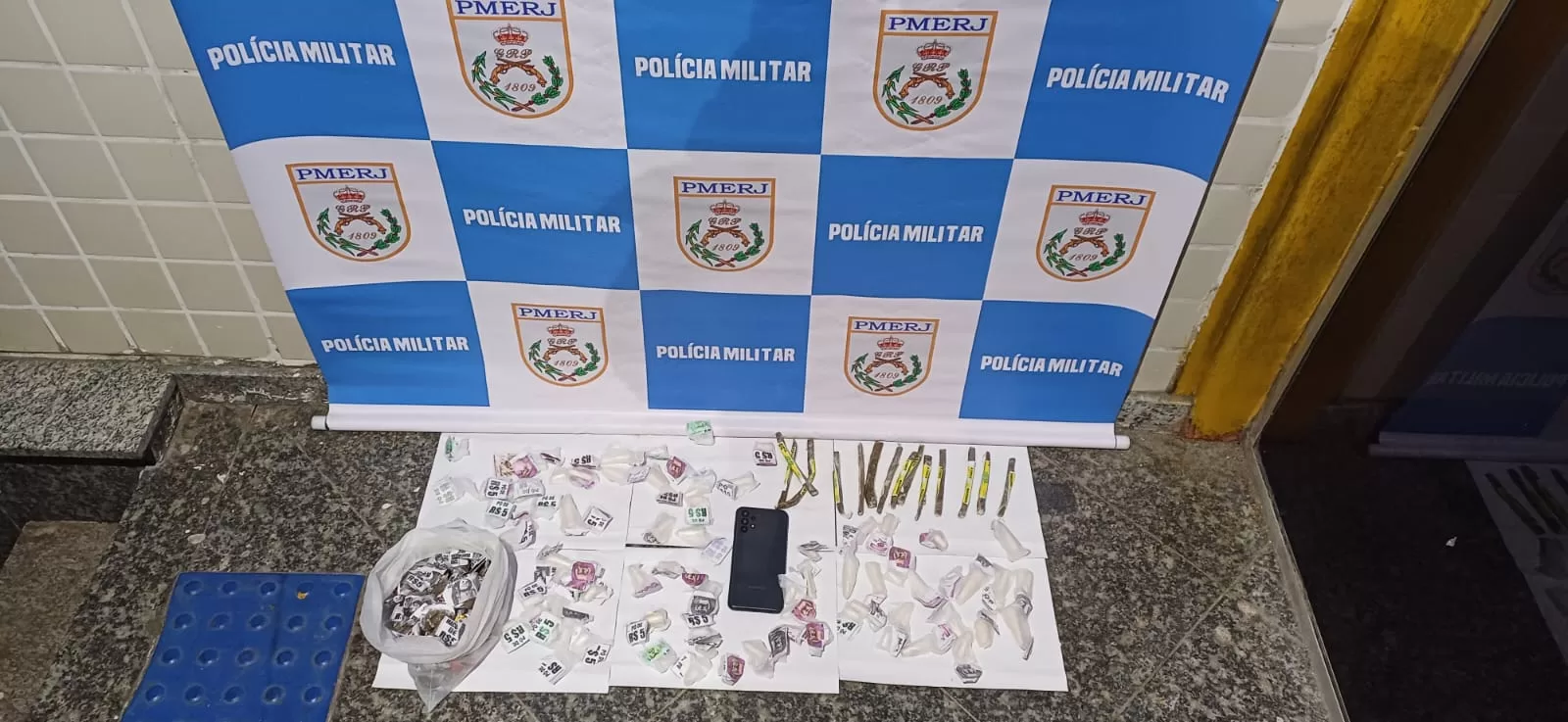 Homem é preso por tráfico de drogas após tentar esconder sacola com entorpecentes em mercado de Cabo Frio — RC24H
