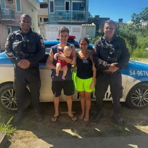 Policiais salvam bebê de 5 meses engasgado em Rio das Ostras — RC24H