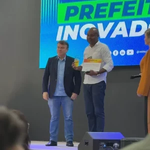 Prefeito de Búzios, Alexandre Martins, recebe título de Prefeito Inovador 2025 no Fórum de Cidades Digitais e Inteligentes — RC24H