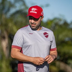 Vice-artilheiro da temporada desfalca Vila Nova contra Cruzeiro na Copa do Brasil