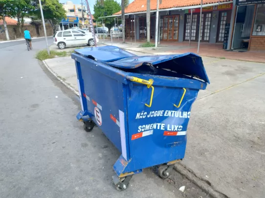 Contêiner para lixo domiciliar é danificado poucos dias após ser instalado no Peró, em Cabo Frio — RC24H