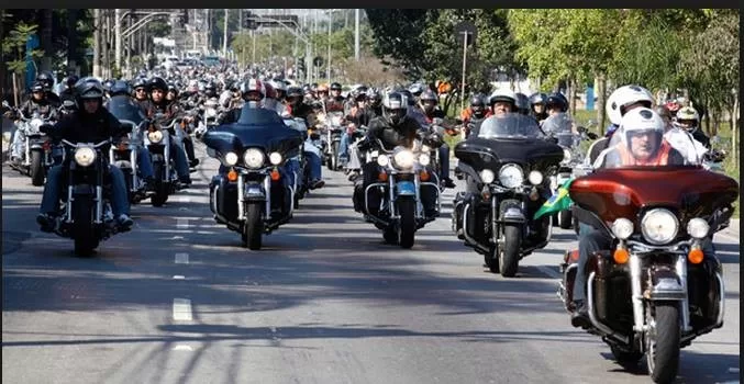 Araruama recebe encontro de motociclistas com shows de rock e exposição de clássicas — RC24H