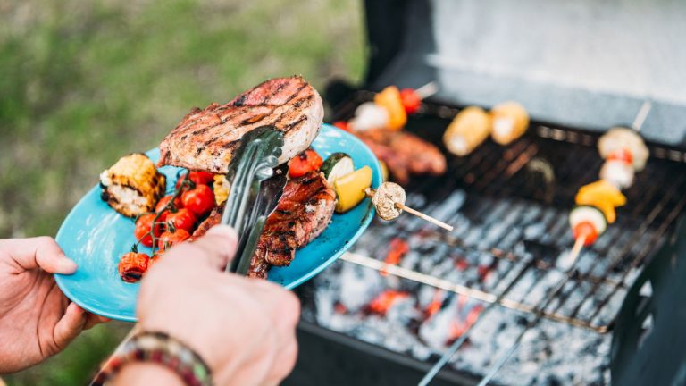 A técnica perfeita de churrasco na brasa para ter o sabor defumado perfeito