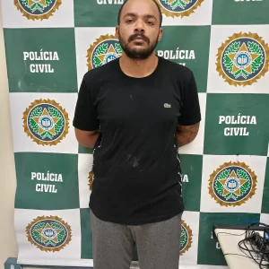 Acusado de extorquir moradores e comerciantes por telefone em nome do tráfico é preso em Saquarema — RC24H