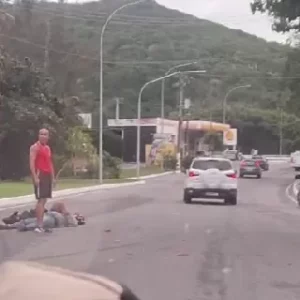 Acidente entre carro e moto deixa dois motociclistas feridos na RJ-140, em Arraial do Cabo — RC24H