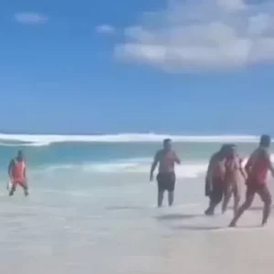 Banhistas são salvos por guarda-vidas após serem arrastados por correnteza em Arraial do Cabo  — RC24H