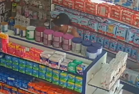 Câmera de segurança flagra furto em farmácia de Arraial do Cabo — RC24H
