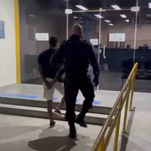 Foragido da Justiça é preso durante patrulhamento no distrito de Monte Alto em Arraial do Cabo — RC24H