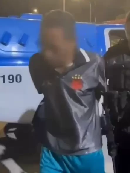 Homem com mandado de prisão por roubo é detido durante patrulhamento em Arraial do Cabo — RC24H