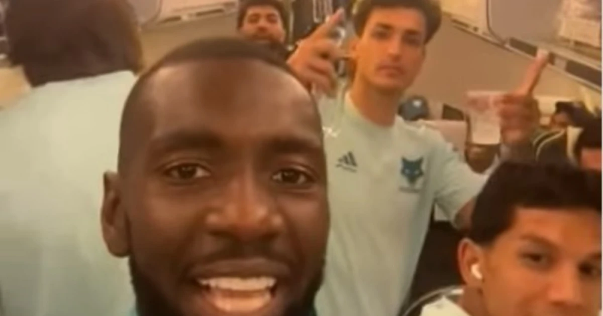 Bolasie posta vídeo com elenco em avião ao celebrar classificação do Cruzeiro