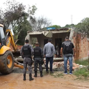 Prefeitura de Búzios realiza operação para combater invasões em áreas públicas no loteamento Bosque de Búzios — RC24H