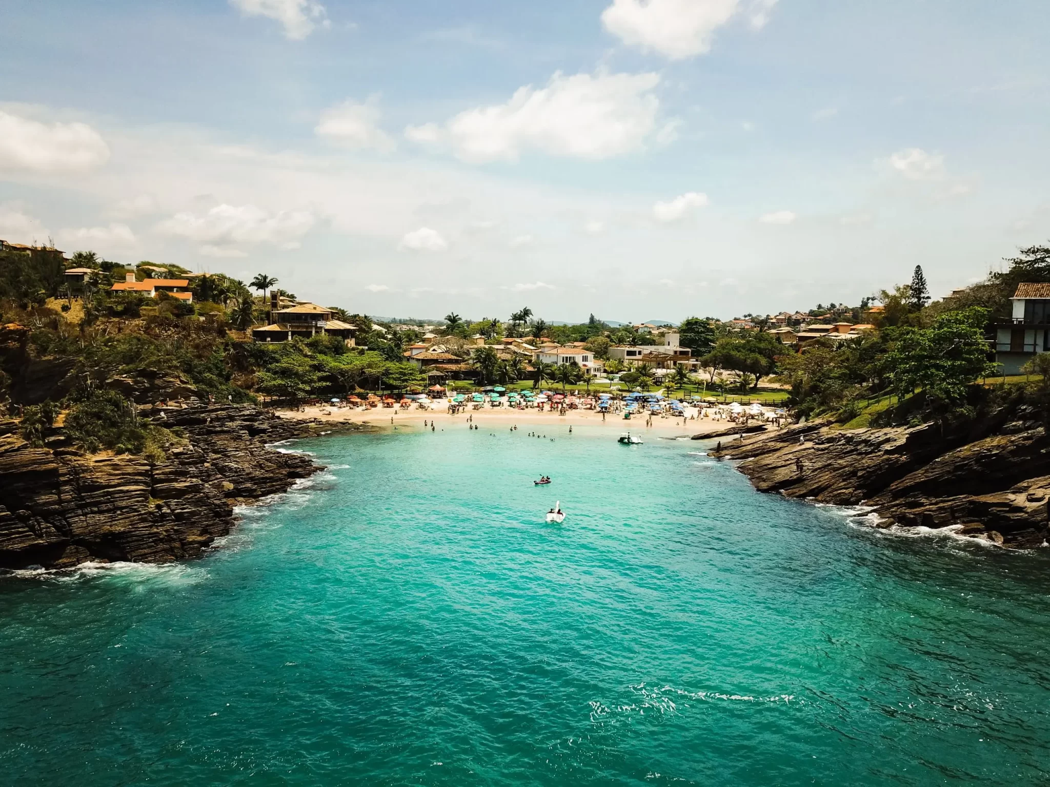 Quiosques da Praia da Ferradurinha, em Búzios, têm atividades suspensas após descumprirem normas municipais — RC24H
