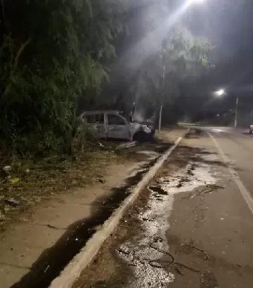 Veículo envolvido em acidente que matou motociclista em Búzios é incendiado horas após a colisão — RC24H