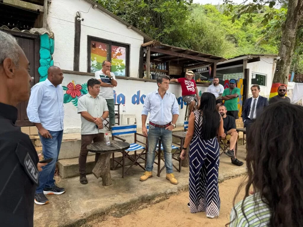 Vistoria na Praia de João Fernandes, em Búzios, busca conciliação entre preservação ambiental e atividades comerciais — RC24H