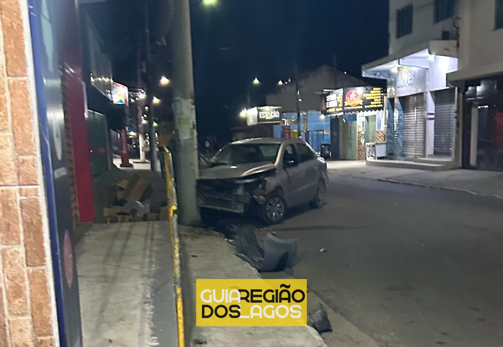 Condutor colide com poste após perder controle de veículo em Cabo Frio — RC24H